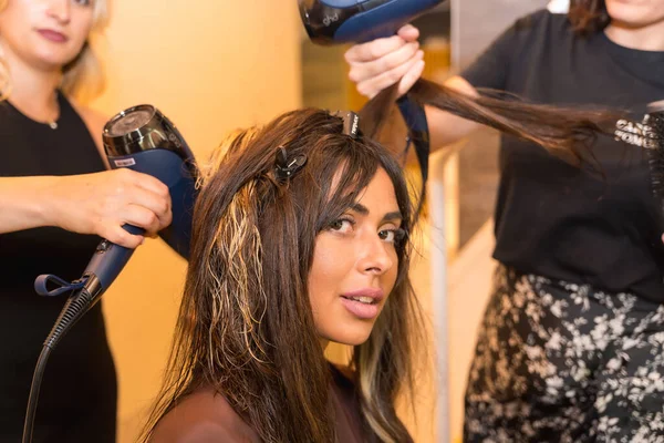 Portrait Brunette Girl Sitting Beauty Salon Drying Her Hair Dryer — Stockfoto