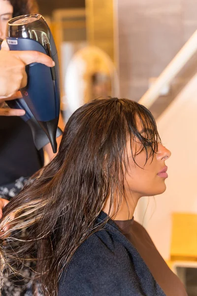 Esmer Bir Kız Kuaförde Oturuyor Saçını Kurutuyor Kuaförlük Yapıyor — Stok fotoğraf