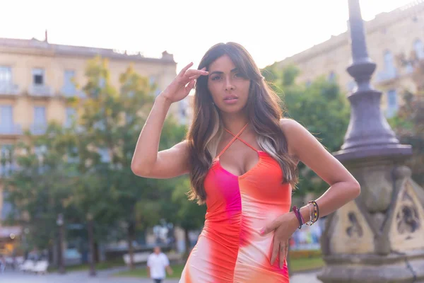 Posing Woman Short Red Orange Summer Dress Enjoying Summer Park — Fotografia de Stock