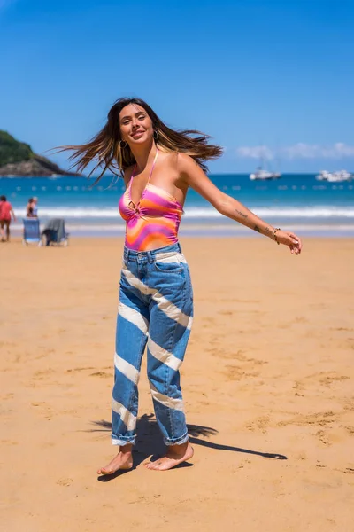 Young Caucasian Brunette Enjoying Summer Beach Vacation Sea Background — Stock Photo, Image