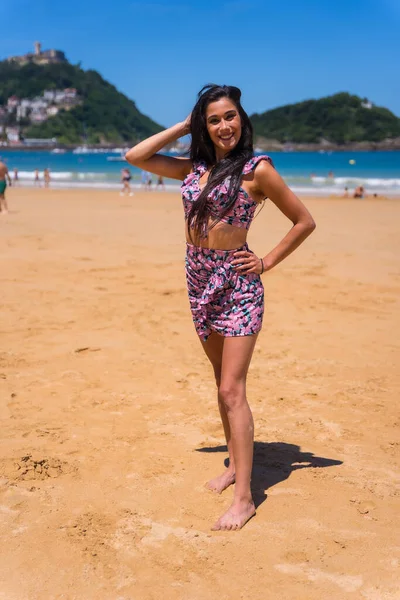 Молода Брюнетка Біла Жінка Насолоджується Літом Пляжі Рожевій Спідниці Посміхається — стокове фото