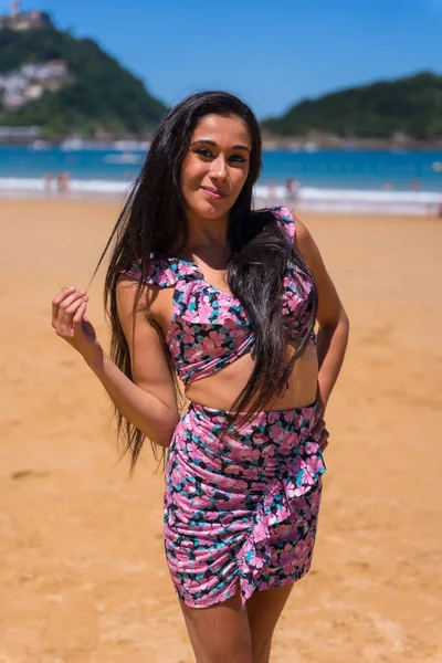 Young Brunette Caucasian Woman Enjoying Summer Beach Pink Skirt Smiling — стоковое фото