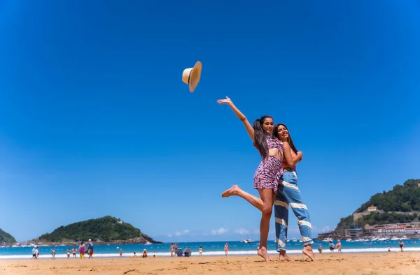 Two Friends Summer Vacation Beach Throwing Hat Joy Sea Lifestyle —  Fotos de Stock