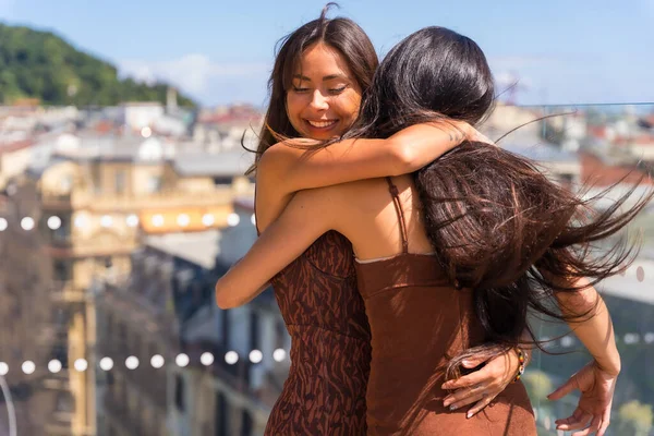 Two Friends Hotel Terrace Hugging Each Other Summer Vacations — 스톡 사진