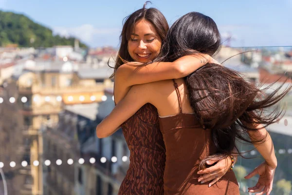 Two Friends Hotel Terrace Hugging Each Other Summer Vacations — Foto Stock