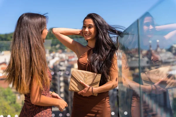 Two Friends Smiling Summer Vacations Viewpoint City — Foto de Stock