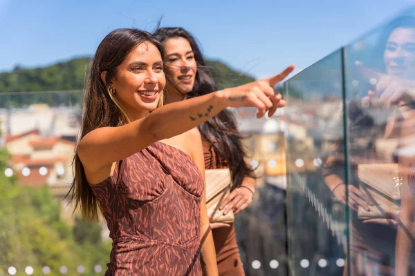 Two Friends Enjoying Views City Summer Vacations Viewpoint City — Fotografia de Stock