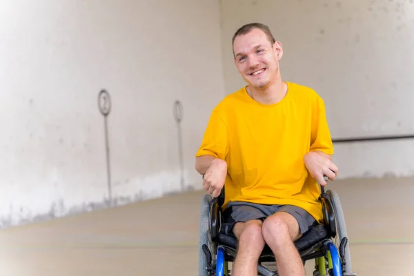 Disabled Person Wheelchair Basque Pelota Game Fronton Smiling Having Fun — Stockfoto
