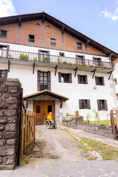 Portrait Disabled Person Wheelchair Next Beautiful Rural House — Stock Photo, Image