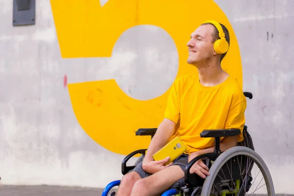 Portrait Disabled Person Dressed Yellow Wheelchair Listening Music — Stock Fotó