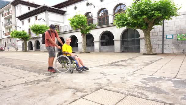 Disabled Person Wheelchair Walking Town Square Friend — Vídeo de stock