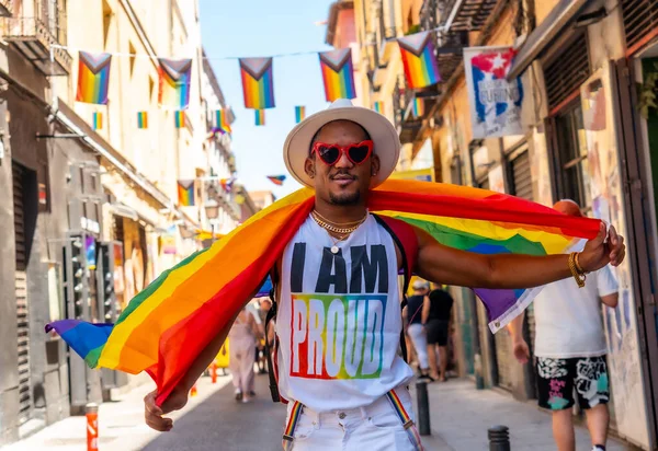 Black Gay Man Walking Wearing Sunglasses Pride Party Lgbt Flag — 图库照片