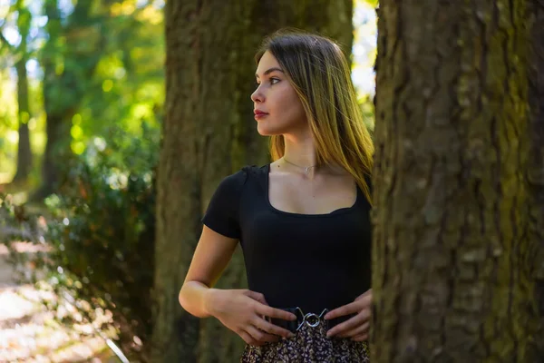 Young Woman Next Tree Nature Natural Park — Stockfoto