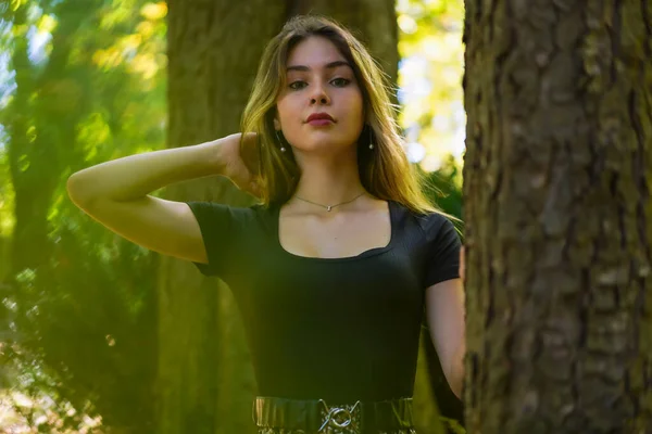 Portrait Young Woman Next Tree Nature Natural Park — Stockfoto