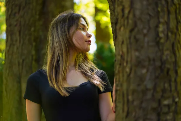 Portrait Young Woman Next Tree Nature Natural Park Looking Right — Fotografia de Stock