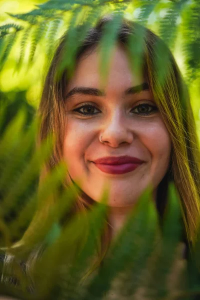 Portrait Young Brunette Woman Nature Natural Park Some Fern Leaves — Foto Stock