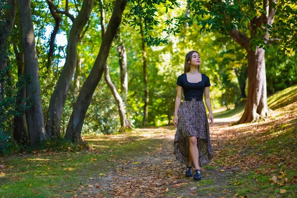 Young Brunette Woman Nature Walking Natural Park Autumn — Fotografia de Stock