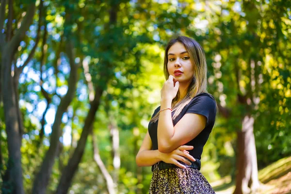 Portrait Young Brunette Woman Nature Walking Natural Park Autumn — Foto Stock