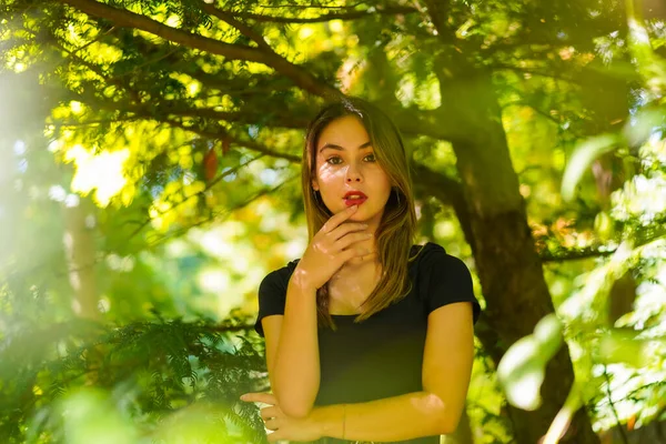 Young Brunette Woman Nature Natural Park Shade Tree — Zdjęcie stockowe