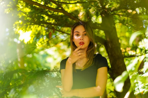 Young Brunette Woman Nature Natural Park Shade Tree — Foto Stock