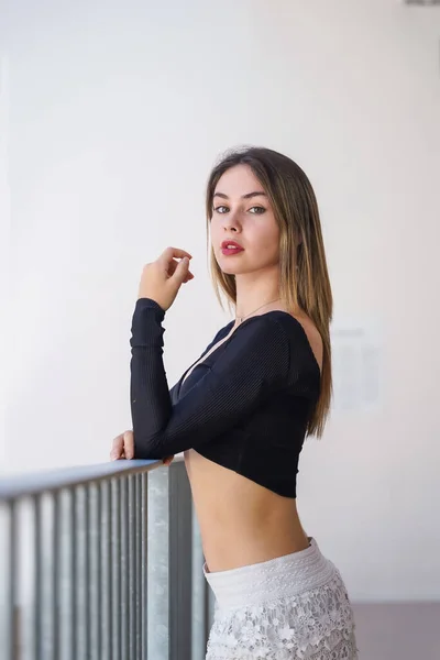 Woman Railing White Building Fashion Portrait Gorgeous Young Woman — Fotografia de Stock