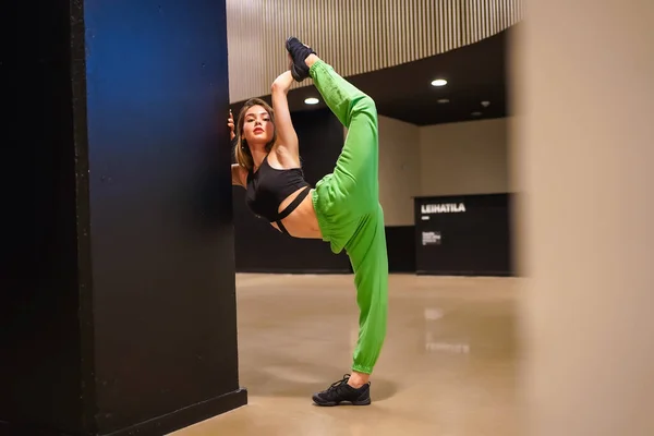 Posture Raised Leg Urban Classical Dancer Woman Building — ストック写真
