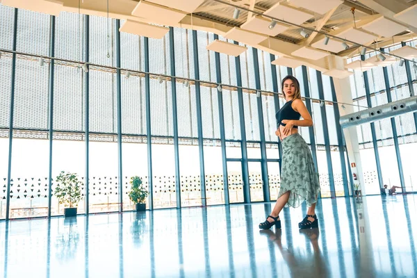 Portrait Woman Terrace Viewpoint City Glass Building Green Skirt — Fotografia de Stock