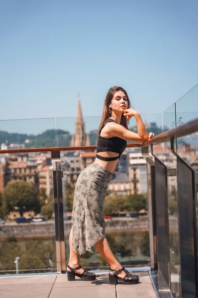 Posing Young Woman Terrace Hotel Looking City Glass Railing — Foto de Stock