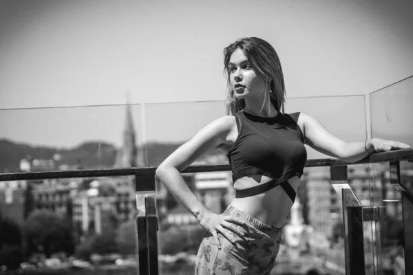 Young Model Viewpoint City Glass Railing Looking Left Black White — Foto Stock
