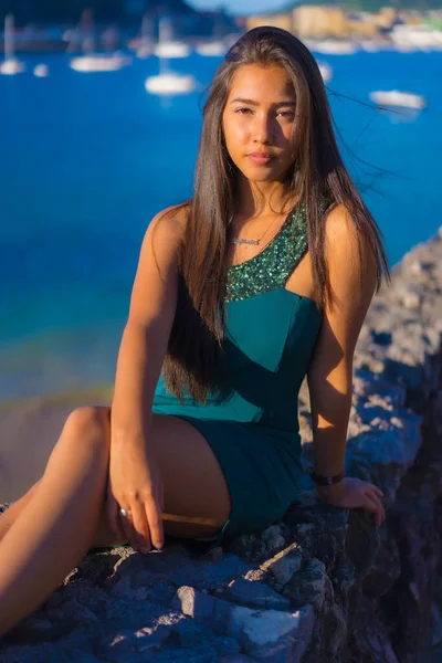 Latin Young Woman Enjoying Summer Green Dress Sea — 스톡 사진