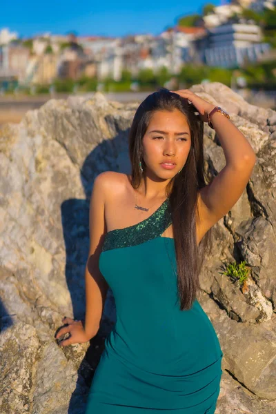 Портрет Молодої Латинської Жінки Яка Насолоджується Літом Зеленою Сукнею Біля — стокове фото