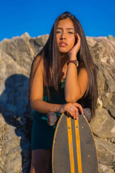 Young Brunette Latin Woman Skateboard Summer Vacation — Stock Fotó
