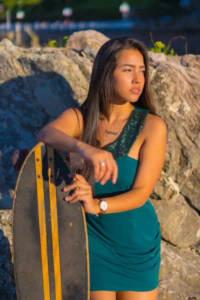 Portrait Young Brunette Latin Woman Skateboard Summer Vacation — Stockfoto