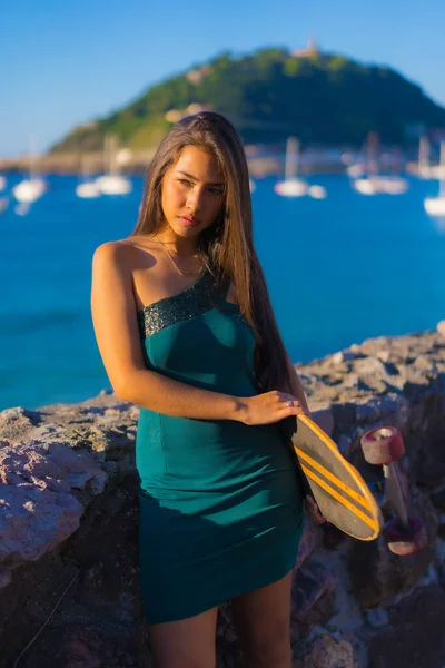 Портрет Молодої Брюнетки Латинської Жінки Ковзанами Зеленій Сукні Влітку — стокове фото