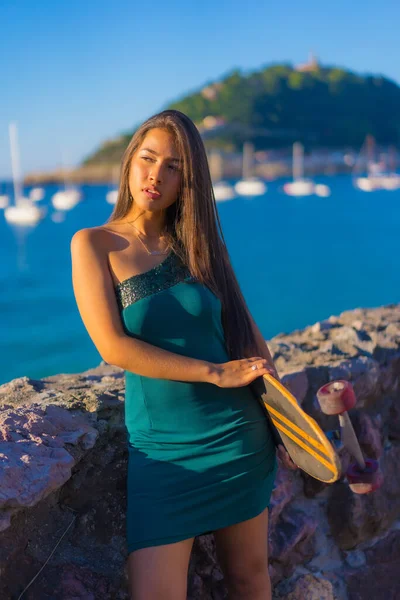 Портрет Молодої Латинської Жінки Катанням Зеленій Сукні Морем Задньому Плані — стокове фото