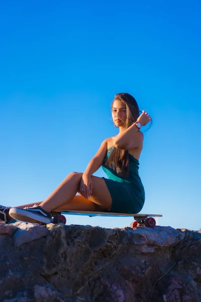 Young Brunette Latin Woman Sitting Skateboard Enjoying Summer — Stock fotografie
