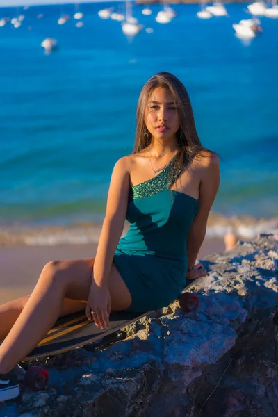 Young Brunette Latin Woman Sitting Skateboard Enjoying Summer — Stock fotografie