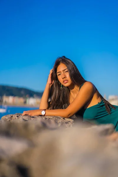 Молода Латинка Насолоджується Зеленим Платтям Літніх Канікулах Дивлячись Море — стокове фото