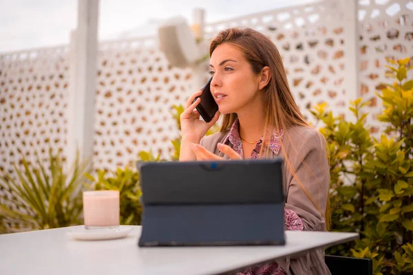 Executive Woman Businesswoman Having Breakfast Restaurant Talking Phone Work Call — Foto Stock
