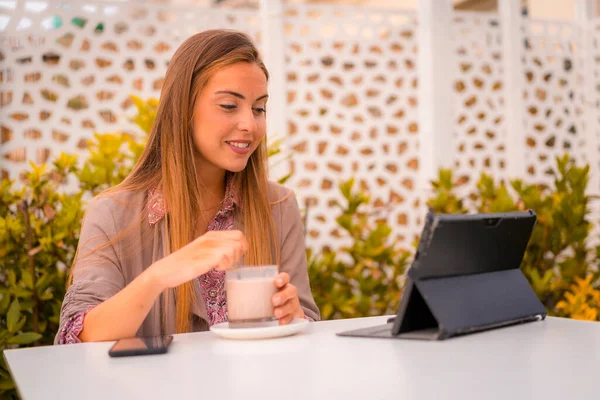 Executive Woman Businesswoman Having Breakfast Restaurant Having Decaffeinated Coffee — Stockfoto