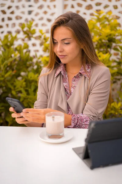 Female Executive Businesswoman Having Breakfast Cafe Decaf Looking Email — Stockfoto