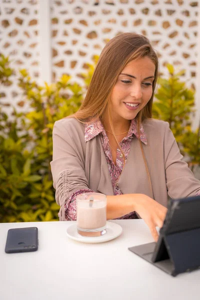Executive Blonde Woman Businesswoman Having Decaffeinated Breakfast Cafe Writing Email — Stockfoto