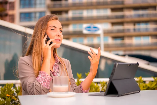 Executive Blonde Woman Businesswoman Having Decaf Coffee Breakfast Work Call — Stockfoto