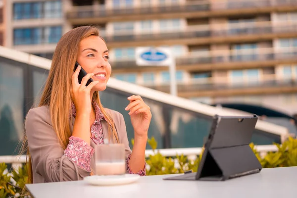 Executive Blonde Woman Businesswoman Having Decaf Coffee Breakfast Work Call — Stockfoto