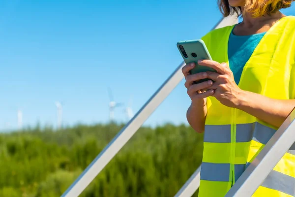 Woman Worker Wind Farm Green Energy Reviewing Notes Phone — Fotografia de Stock