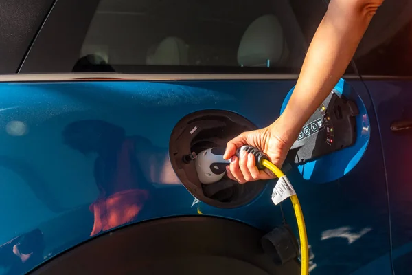 Detail Hand Holding Electric Car Charging Batteries Garage House — Fotografia de Stock