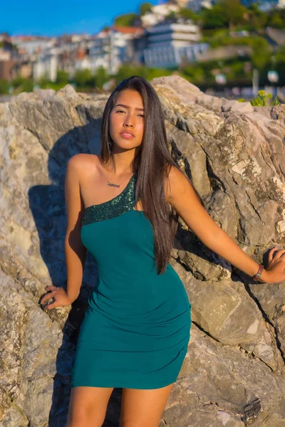 Portrait Young Latin Woman Enjoying Summer Green Dress Sea — Fotografia de Stock