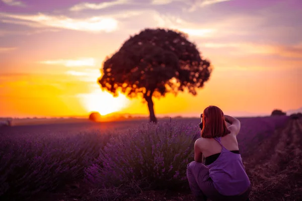 Woman Sunset Lavender Field Purple Flowers Brihuega Guadalajara Spain — Foto Stock