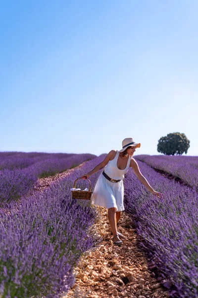 Lifestyle Woman Summer Lavender Field Picking Flowers Walking Countryside — ストック写真