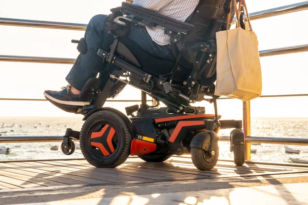 Αναγνωρίσιμος Ανάπηρος Που Κάθεται Στην Αναπηρική Καρέκλα Κοιτάζοντας Ηλιοβασίλεμα — Φωτογραφία Αρχείου
